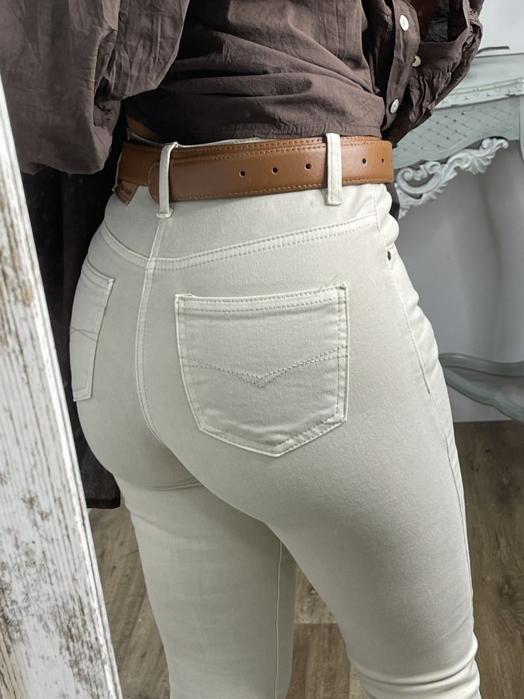 Jeans beige etiqueta roja