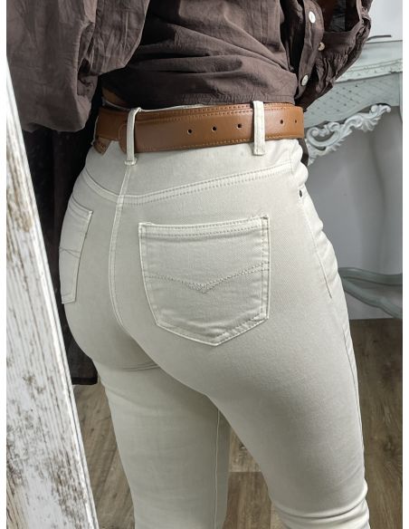 Jeans beige etiqueta roja