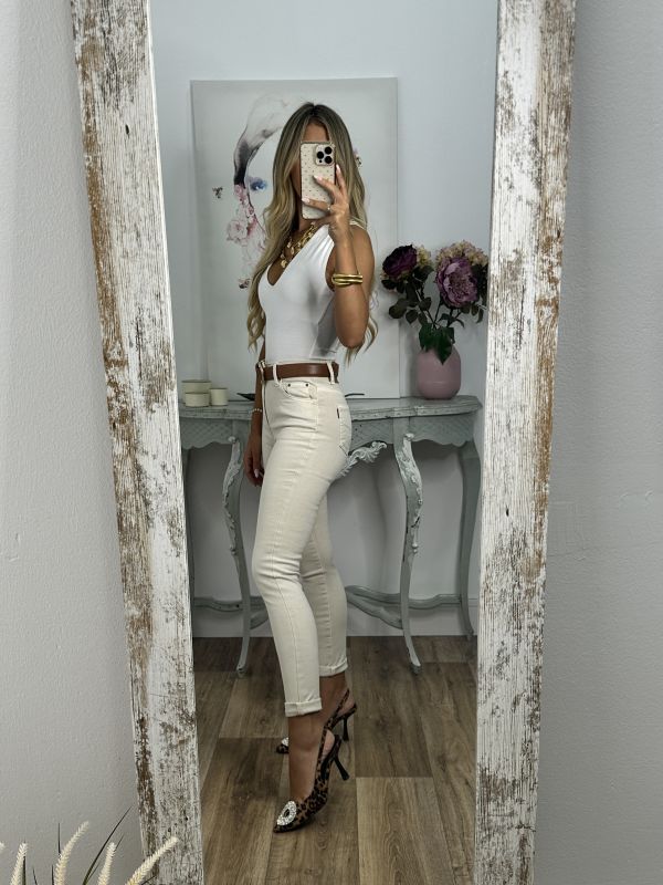 Jeans beige etiqueta roja