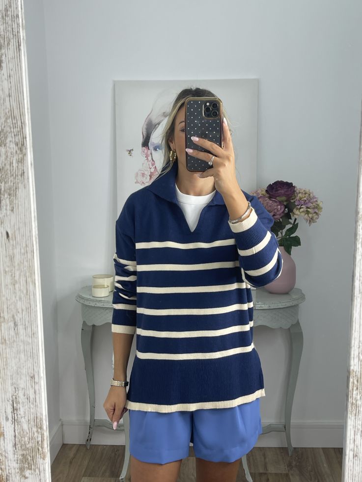 Jersey tipo polo azul con raya blanca Jersey tipo polo azul con raya blanca