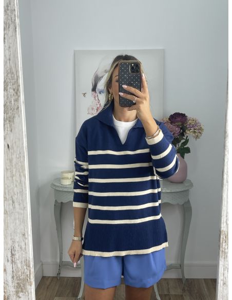 Jersey tipo polo azul con raya blanca