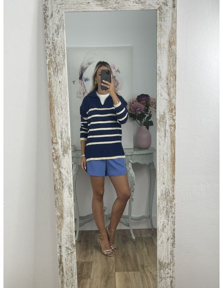 Jersey tipo polo azul con raya blanca