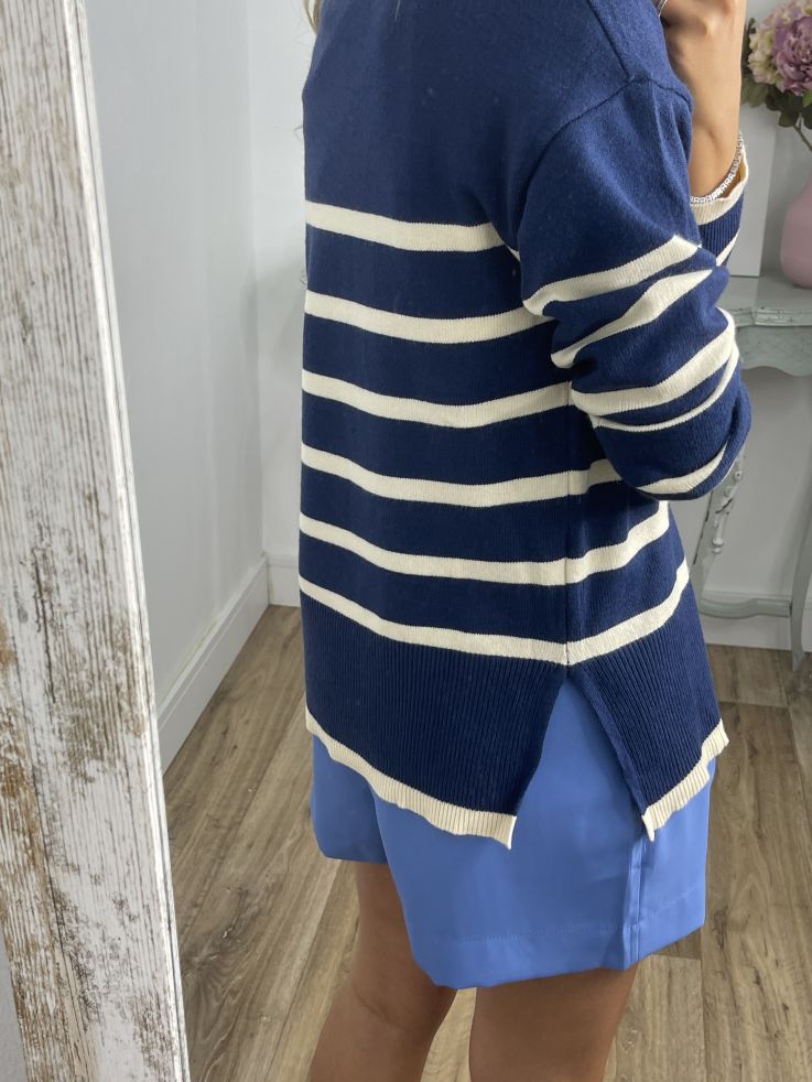 Jersey tipo polo azul con raya blanca Jersey tipo polo azul con raya blanca