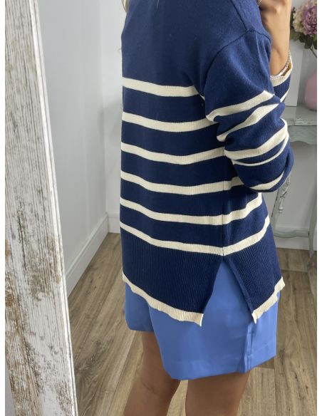 Jersey tipo polo azul con raya blanca