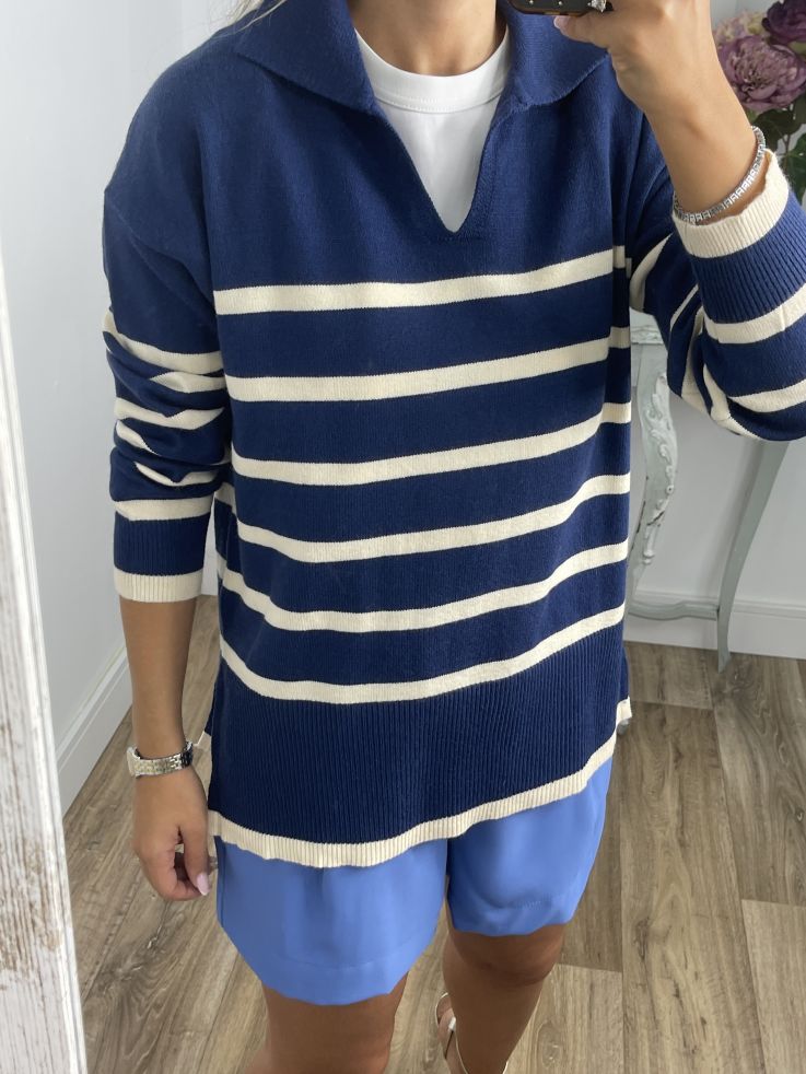 Jersey tipo polo azul con raya blanca Jersey tipo polo azul con raya blanca