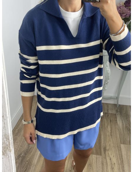 Jersey tipo polo azul con raya blanca