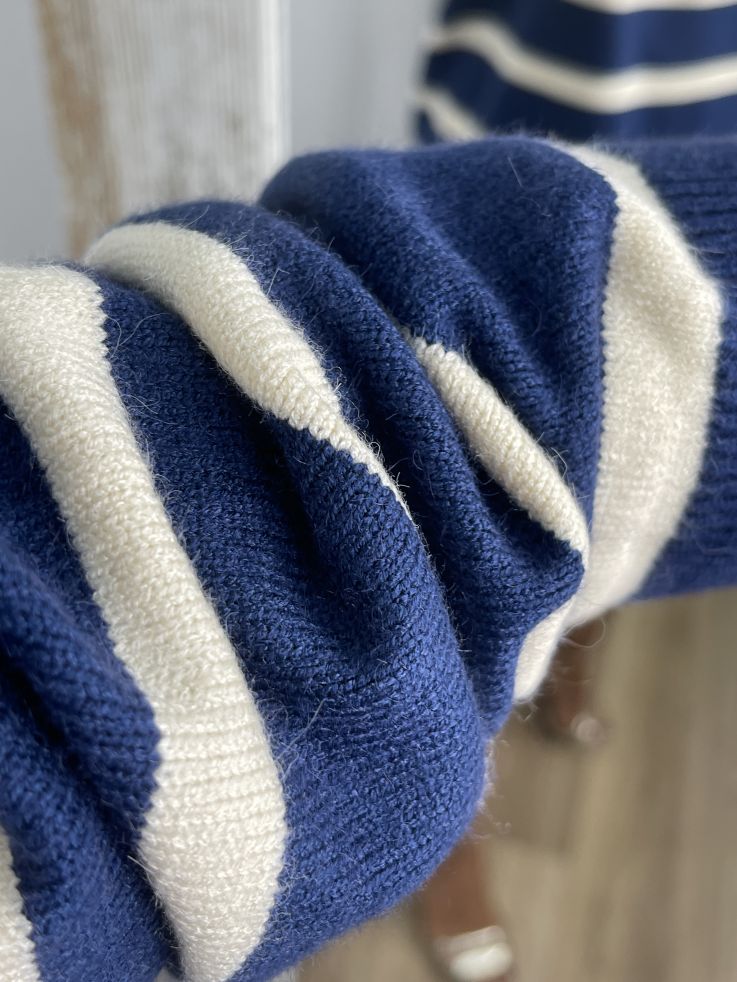 Jersey tipo polo azul con raya blanca Jersey tipo polo azul con raya blanca