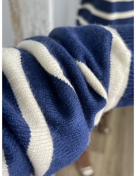 Jersey tipo polo azul con raya blanca