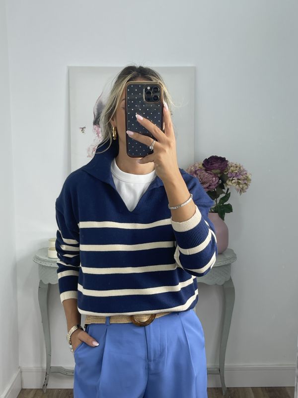 Jersey tipo polo azul con raya blanca