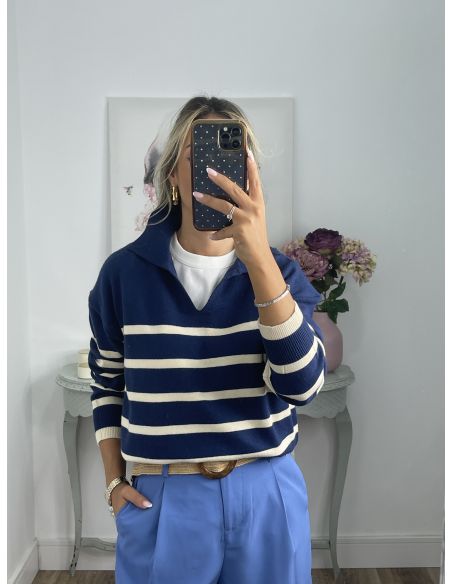 Jersey tipo polo azul con raya blanca