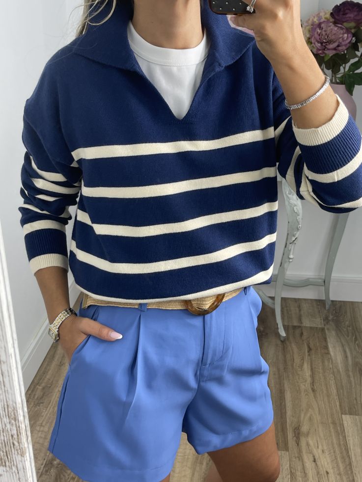 Jersey tipo polo azul con raya blanca Jersey tipo polo azul con raya blanca