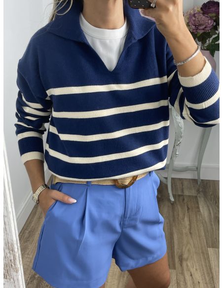 Jersey tipo polo azul con raya blanca