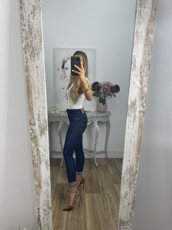 Jeans denim oscuro etiqueta roja