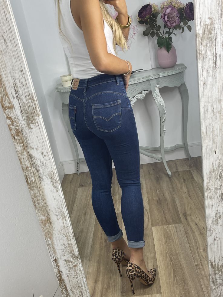 Jeans denim oscuro etiqueta roja