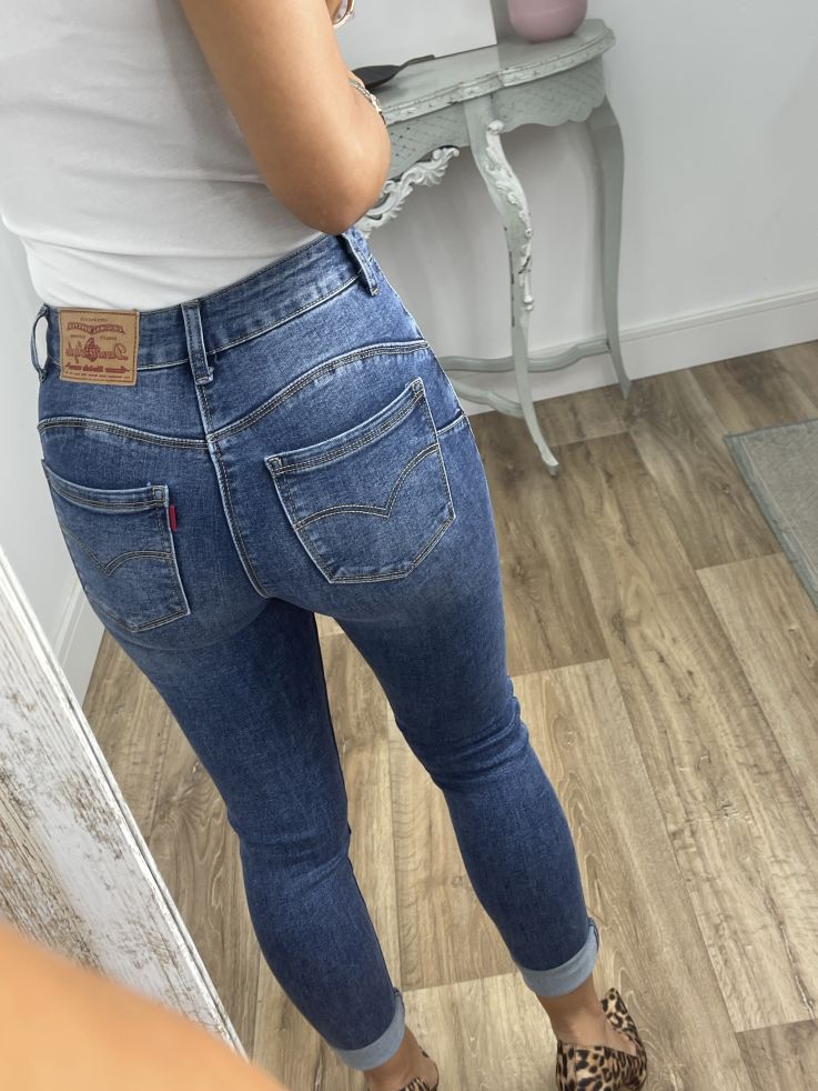 Jeans denim claro etiqueta roja