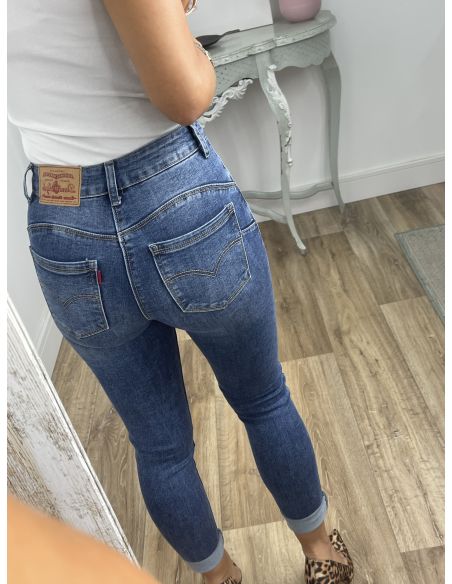 Jeans denim claro etiqueta roja