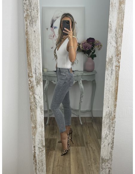 Jeans gris etiqueta roja