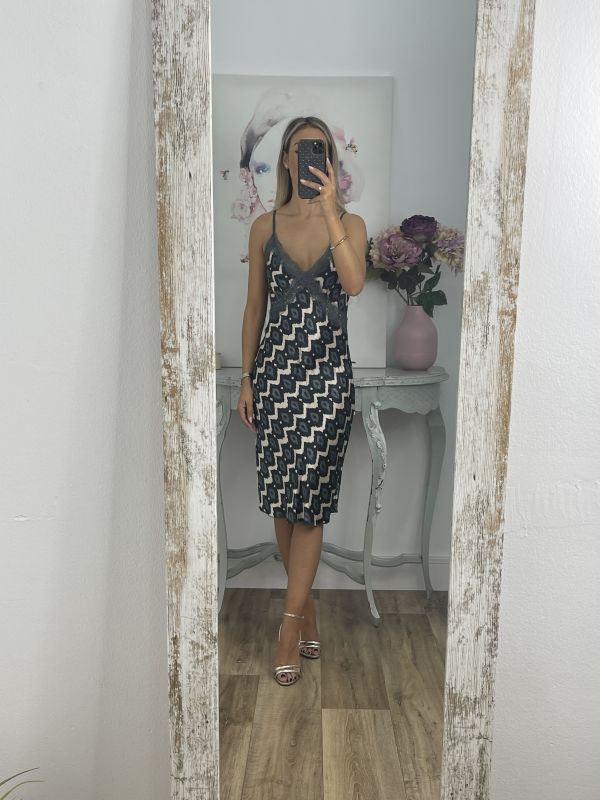 Vestido lencero estampado grisaceo