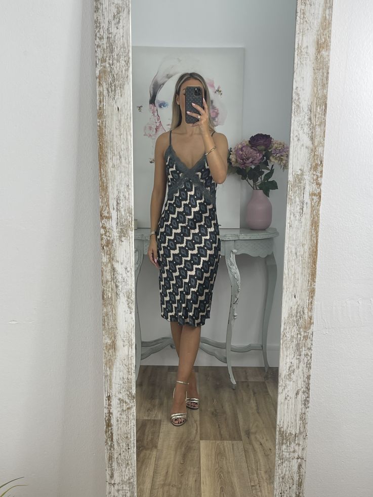 Vestido lencero estampado grisaceo