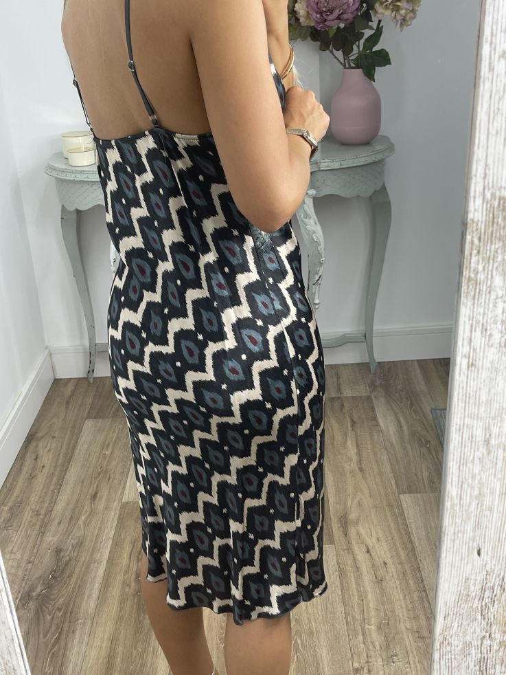 Vestido lencero estampado grisaceo