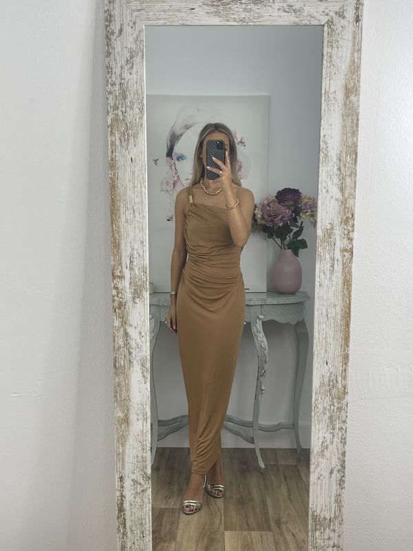 Vestido camel con detalle dorado