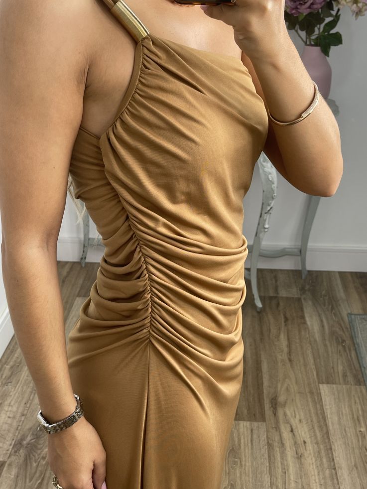 Vestido camel con detalle dorado