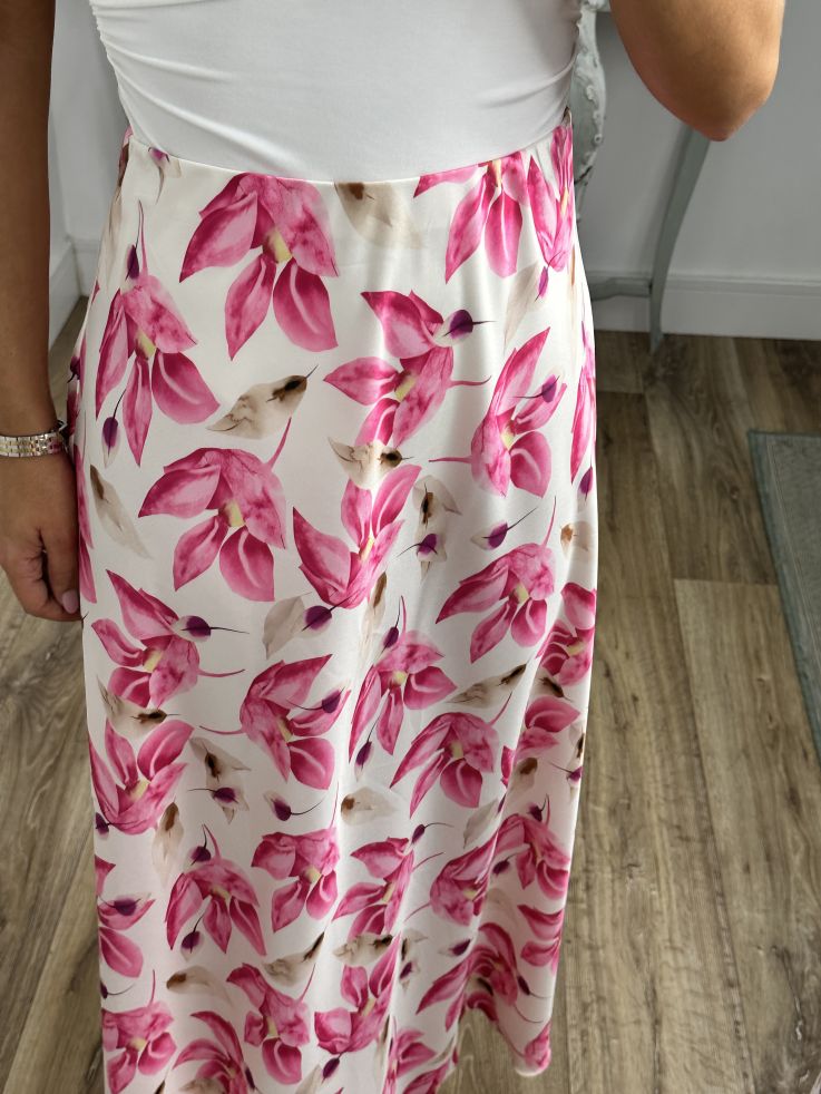 Falda de flores satinada rosa