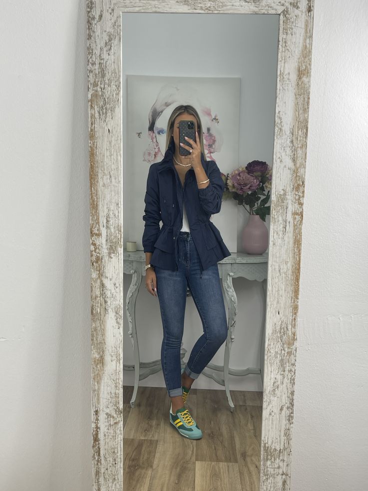 Cortavientos azul marino volantes