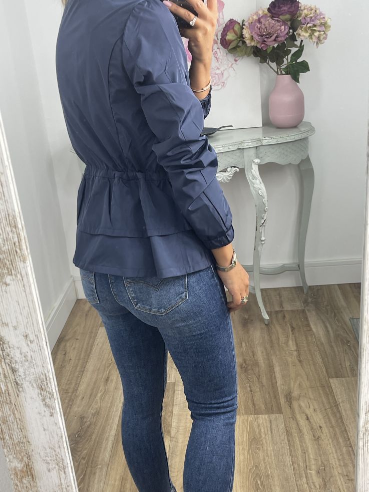 Cortavientos azul marino volantes