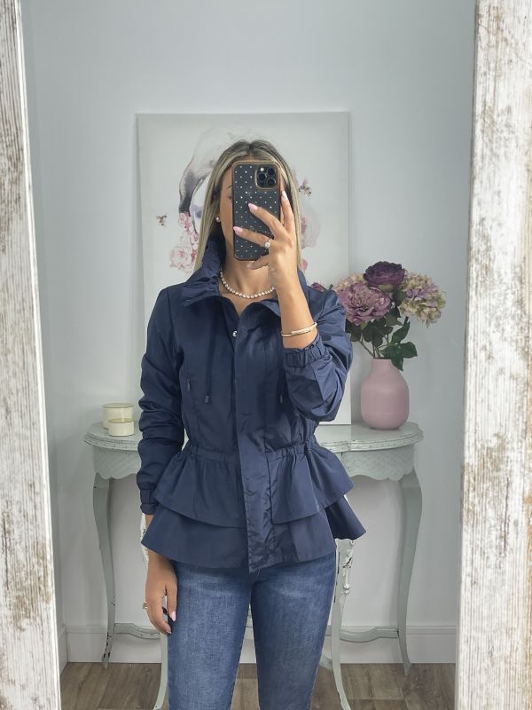 Cortavientos azul marino volantes