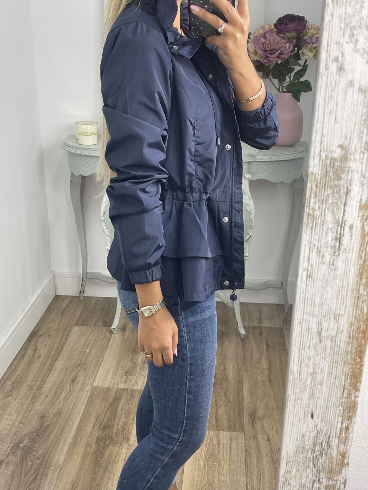 Cortavientos azul marino volantes