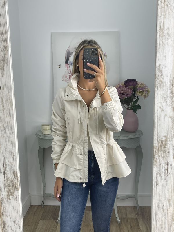 Cortavientos beige volantes