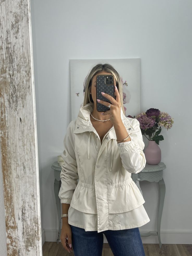 Cortavientos beige volantes