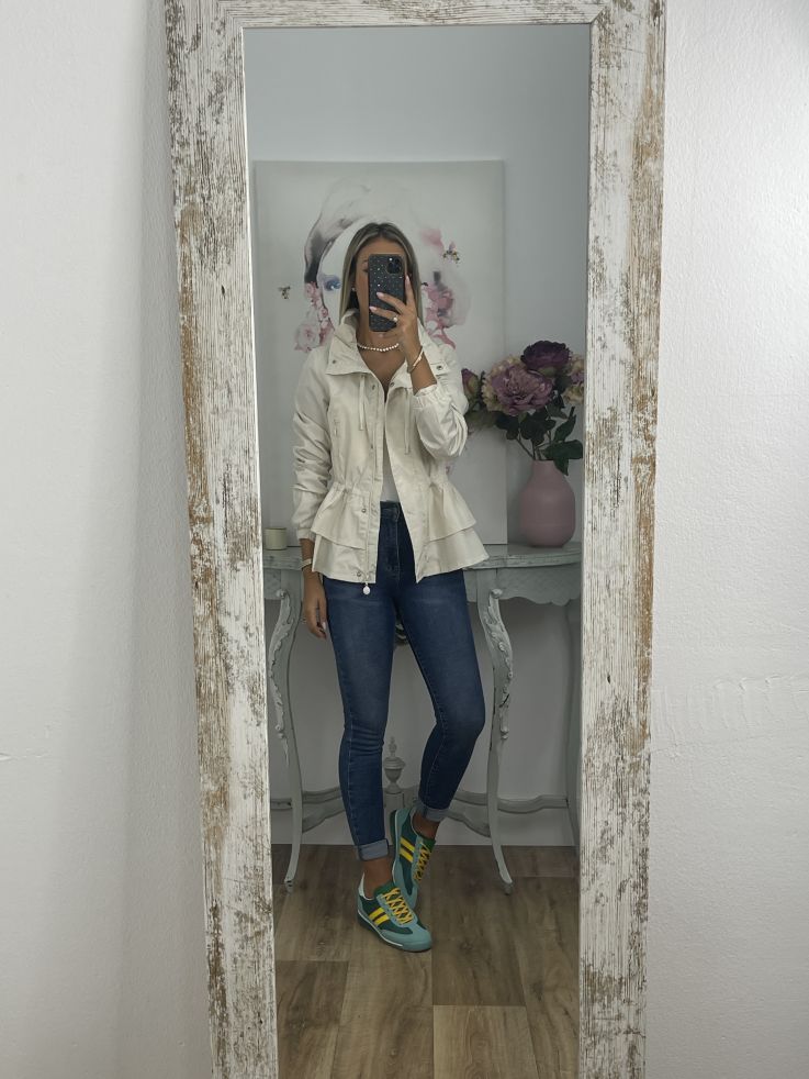 Cortavientos beige volantes