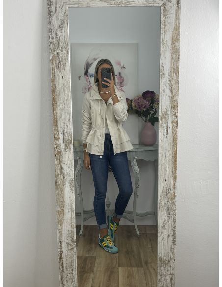 Cortavientos beige volantes