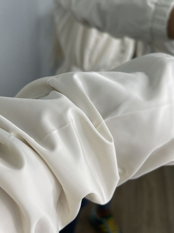 Cortavientos beige volantes