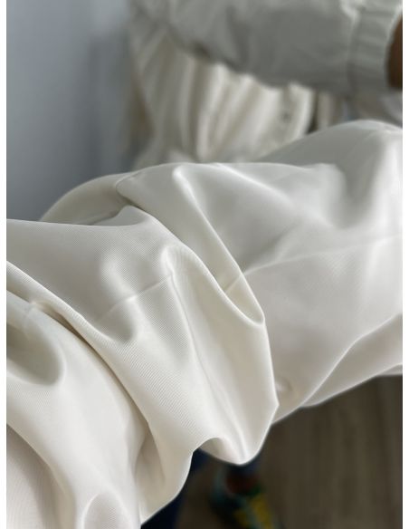 Cortavientos beige volantes