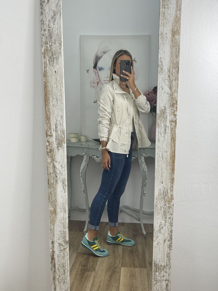 Cortavientos beige volantes