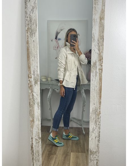 Cortavientos beige volantes