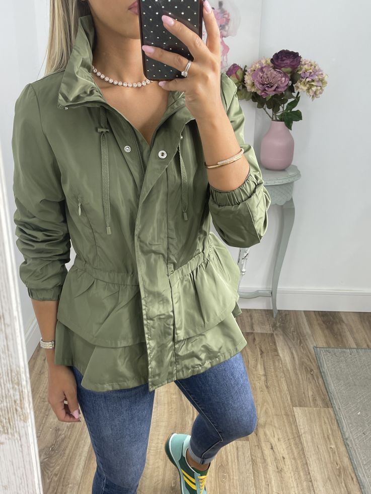 Cortavientos verde volantes