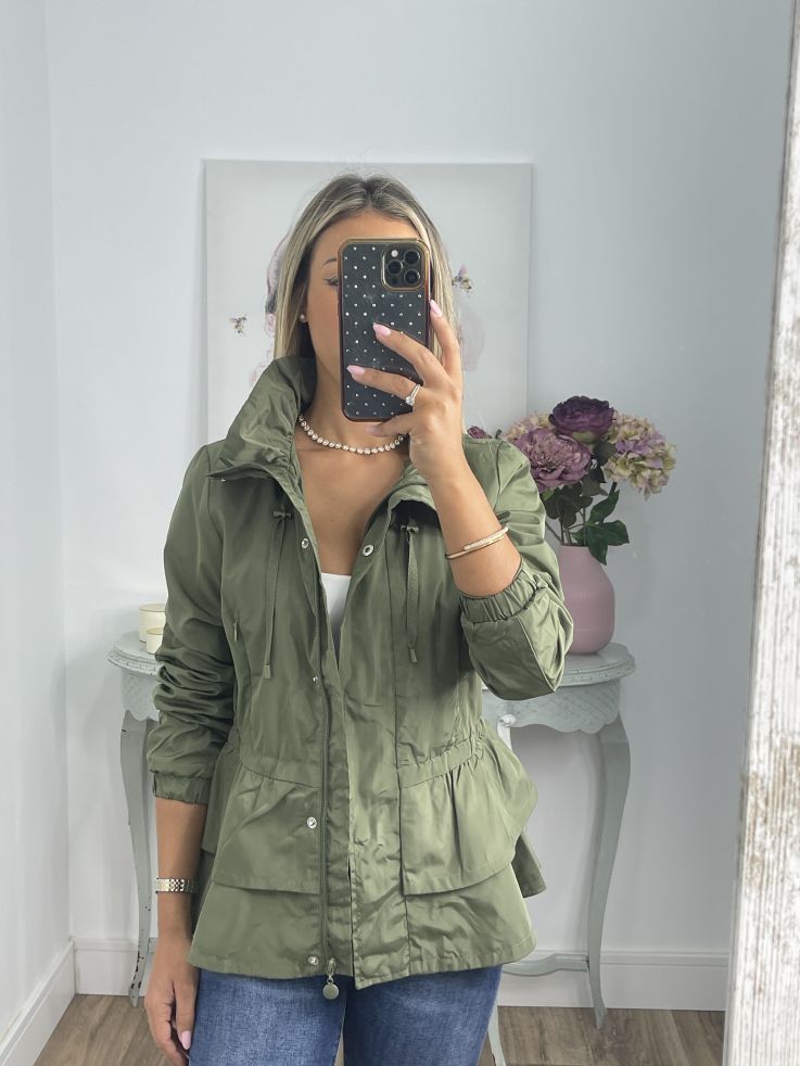 Cortavientos verde volantes