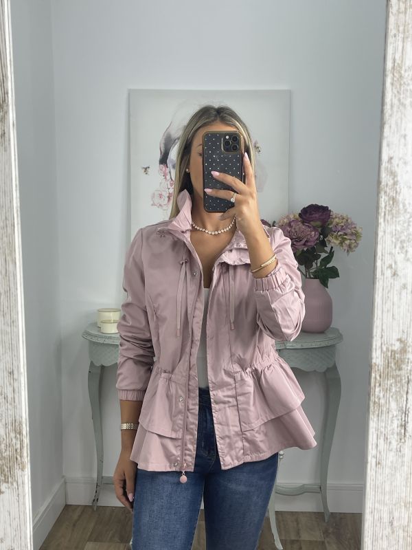 Cortavientos rosa volantes