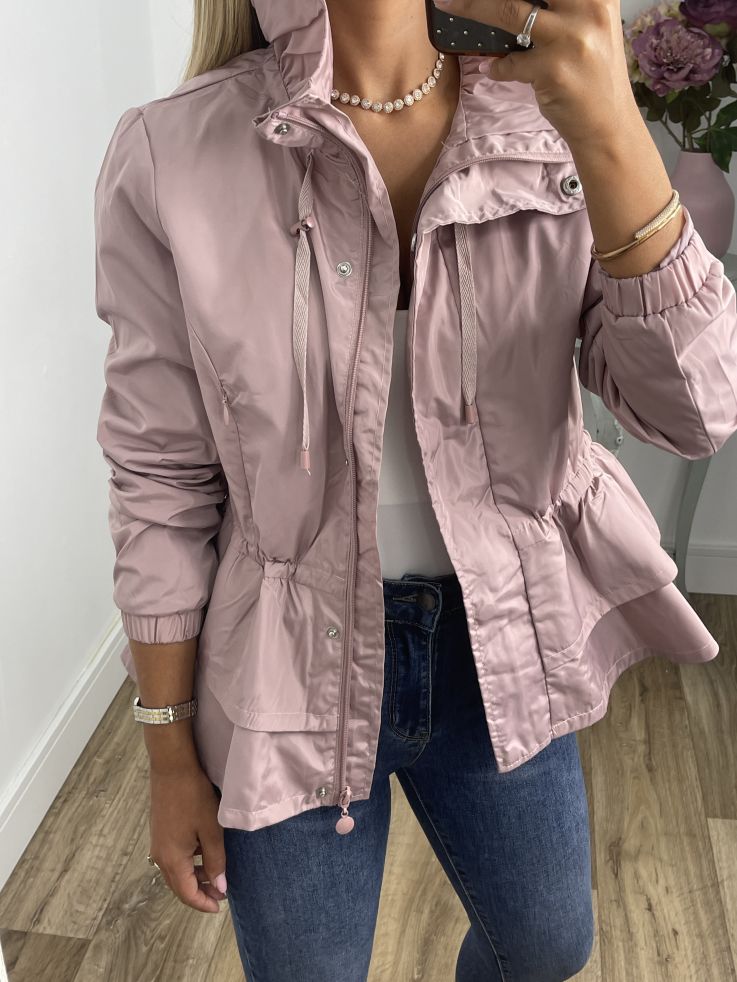 Cortavientos rosa volantes