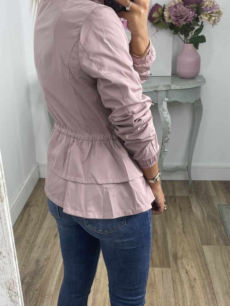 Cortavientos rosa volantes