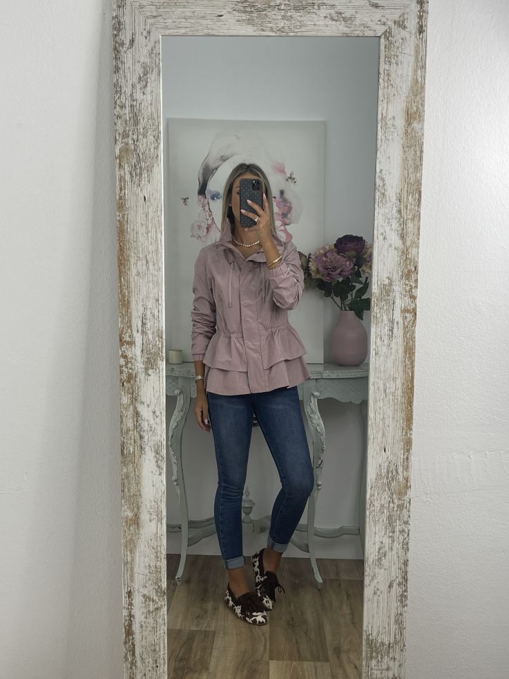 Cortavientos rosa volantes