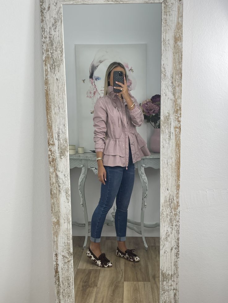 Cortavientos rosa volantes