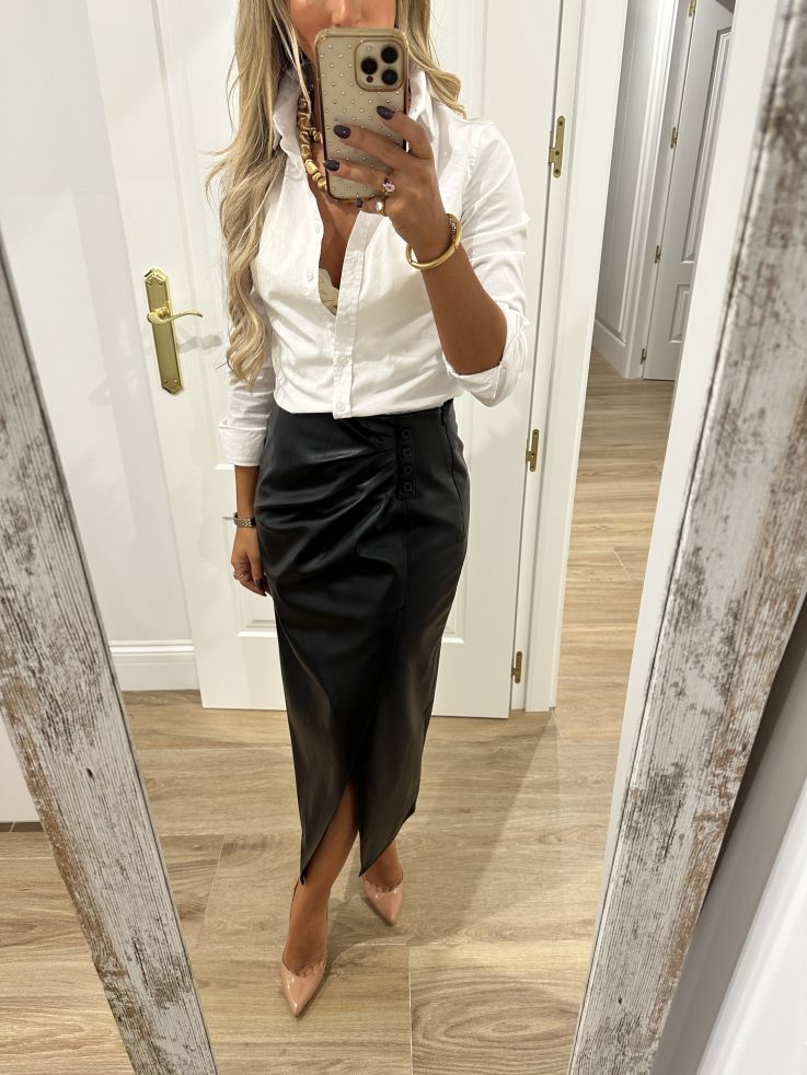 Falda polipiel negra con botones