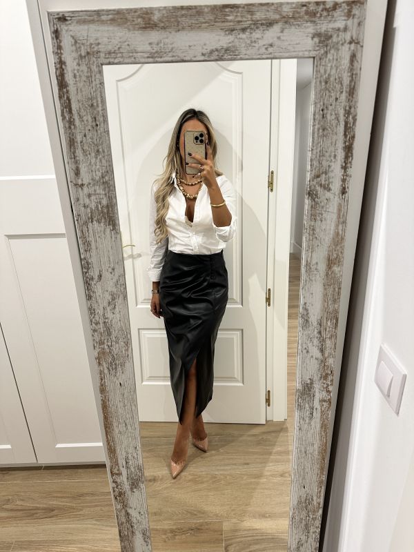 Falda polipiel negra con botones