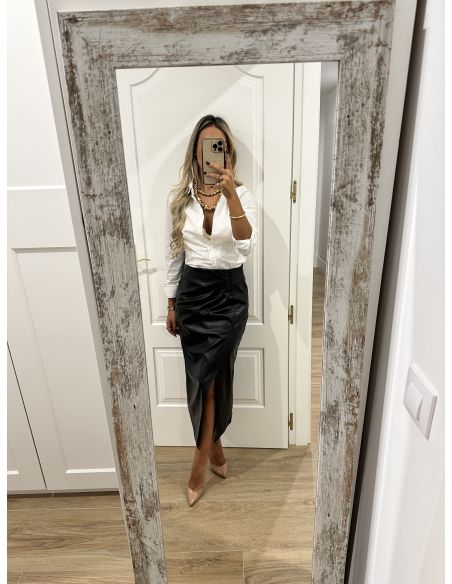 Falda polipiel negra con botones