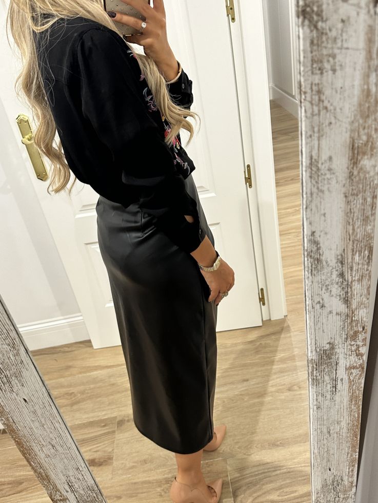 Falda polipiel negra con botones